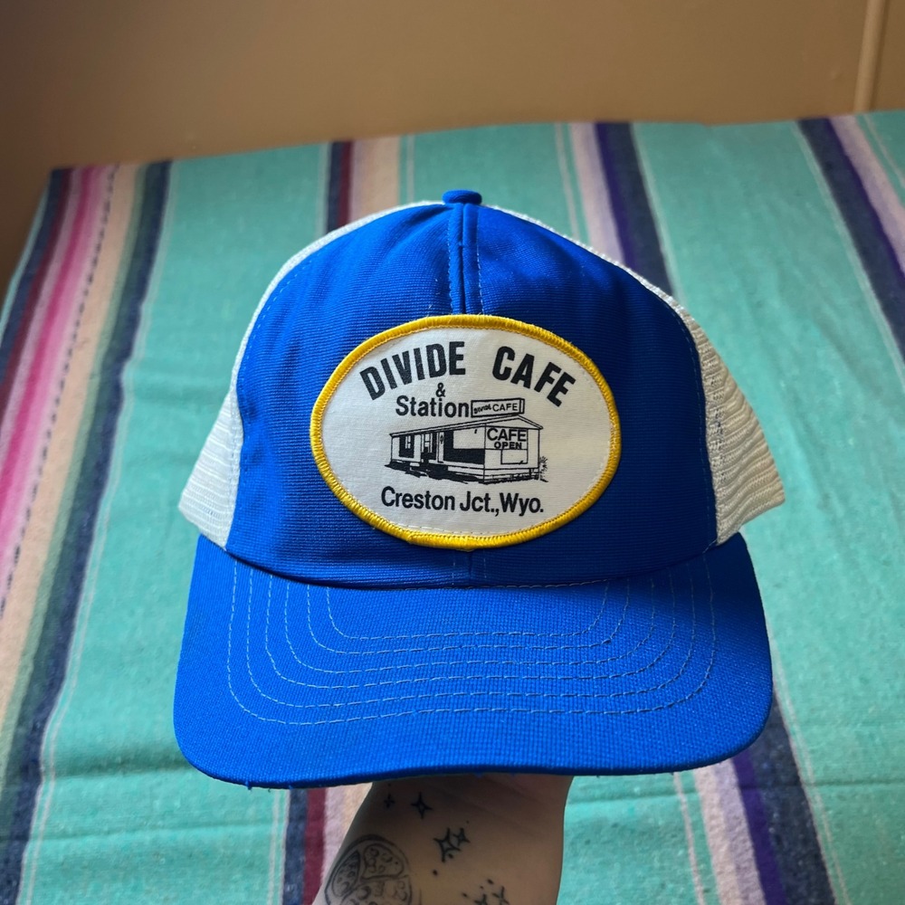 1980s Vintage Divide Cafe Wyoming Trucker Hat Mens OSFA Blue Mesh Snapback Cap